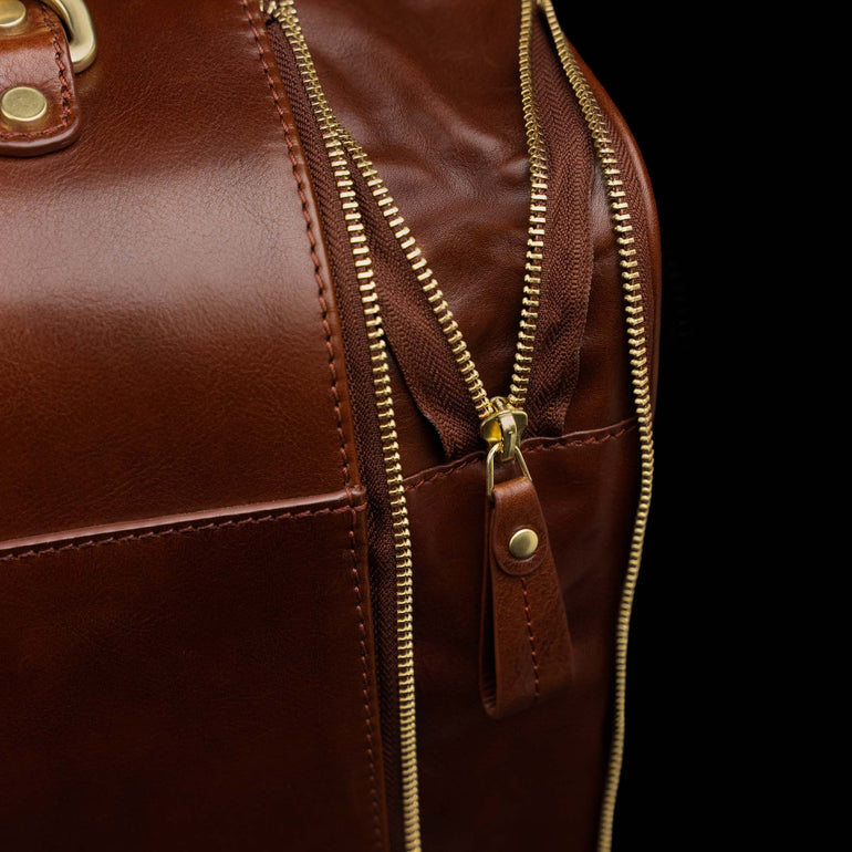 The Von Baer 10x men's high-quality leather laptop travel bag with an expanded zipper, showcasing the durable craftsmanship and spacious design that provides easy access and additional room for essentials during business trips or travel.