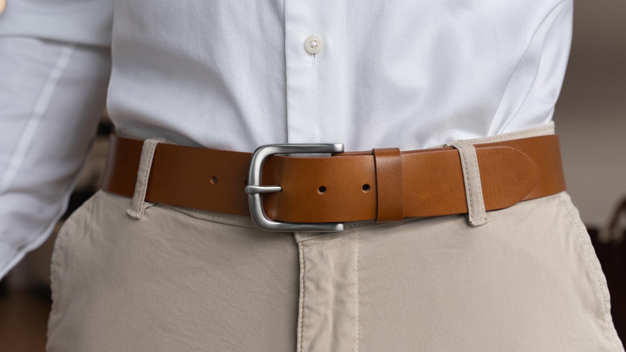 Von Baer classic full-grain leather belt for men in tan, with a stainless steel buckle.