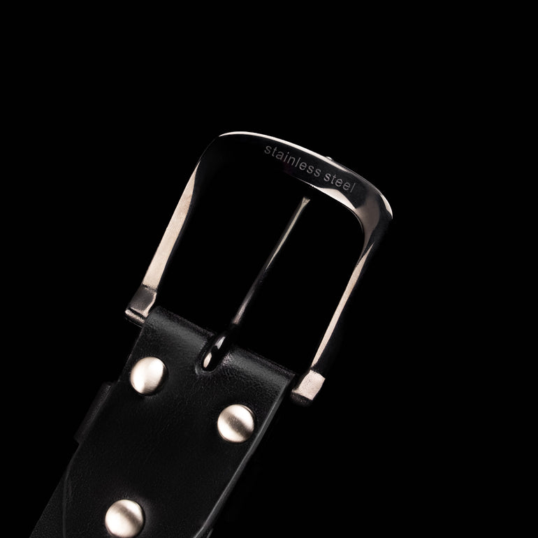 Von Baer classic leather belt for men in black, with a stainless steel buckle, rear view, close-up.