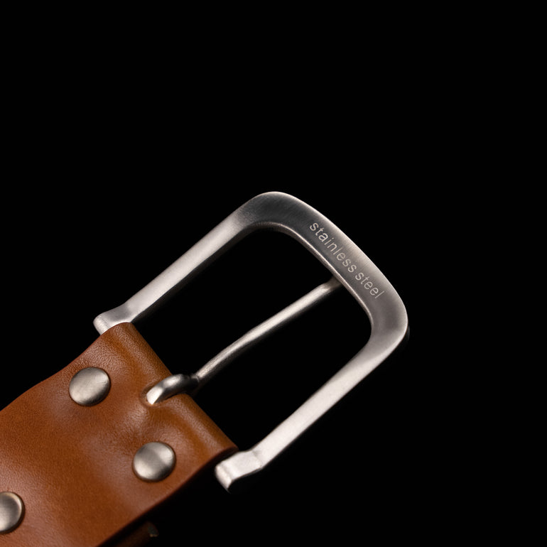 Von Baer classic leather belt with a high-quality silver stainless steel buckle, rear view, close-up.