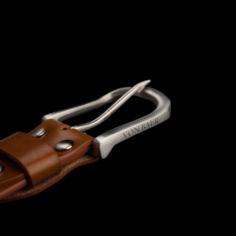 Von Baer classic leather belt in tan, with a silver buckle, close-up logo.