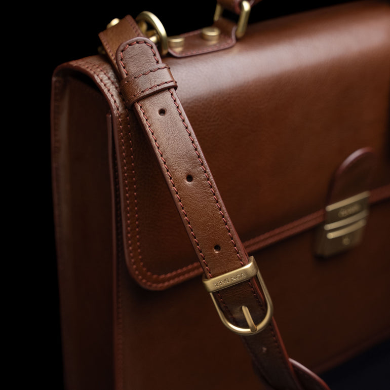 Von Baer diplomat men’s compact full-grain leather briefcase adjustable shoulder strap close-up for comfortable professional carry.