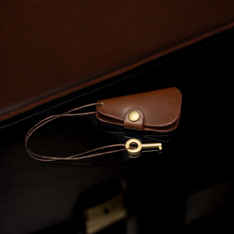 Von Baer diplomat men’s compact full-grain leather briefcase key close-up showing secure locking system