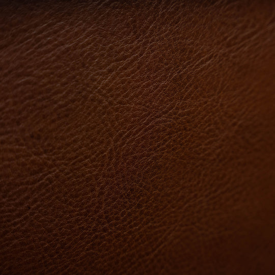 Von Baer diplomat men’s compact full-grain leather briefcase leather texture close-up showing premium material and craftsmanship.