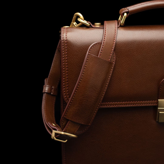 Von Baer diplomat men’s compact full-grain leather briefcase padded shoulder strap close-up for comfortable professional carry.