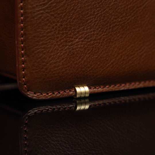 Von Baer diplomat men’s compact full-grain leather briefcase protective metal feet close-up showing durable design for professional use.