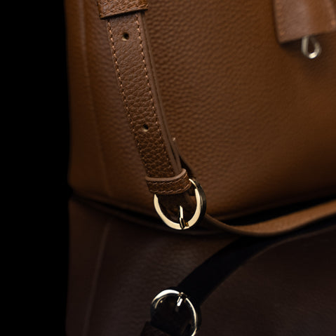 Von Baer Estelle brown leather crossbody tote bag for women, close-up of the adjustable shoulder strap with buckle and polished gold-tone hardware.