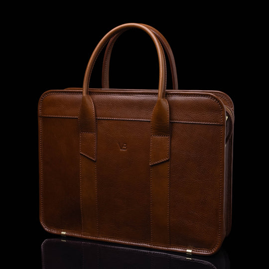 Von Baer Exquisite men’s luxury full-grain leather laptop briefcase in brown, half-turned 3D view.