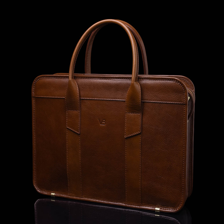 Von Baer Exquisite men’s luxury full-grain leather laptop briefcase in brown, half-turned 3D view.