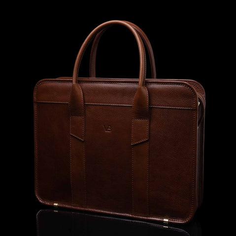Von Baer Exquisite men’s luxury full-grain leather laptop briefcase in brown, half-turned 3D view.