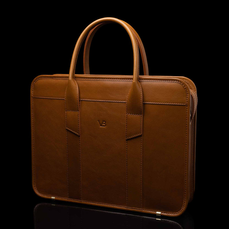 Men’s Von Baer Exquisite luxury full-grain leather laptop briefcase in tan, half-turned 3D view.
