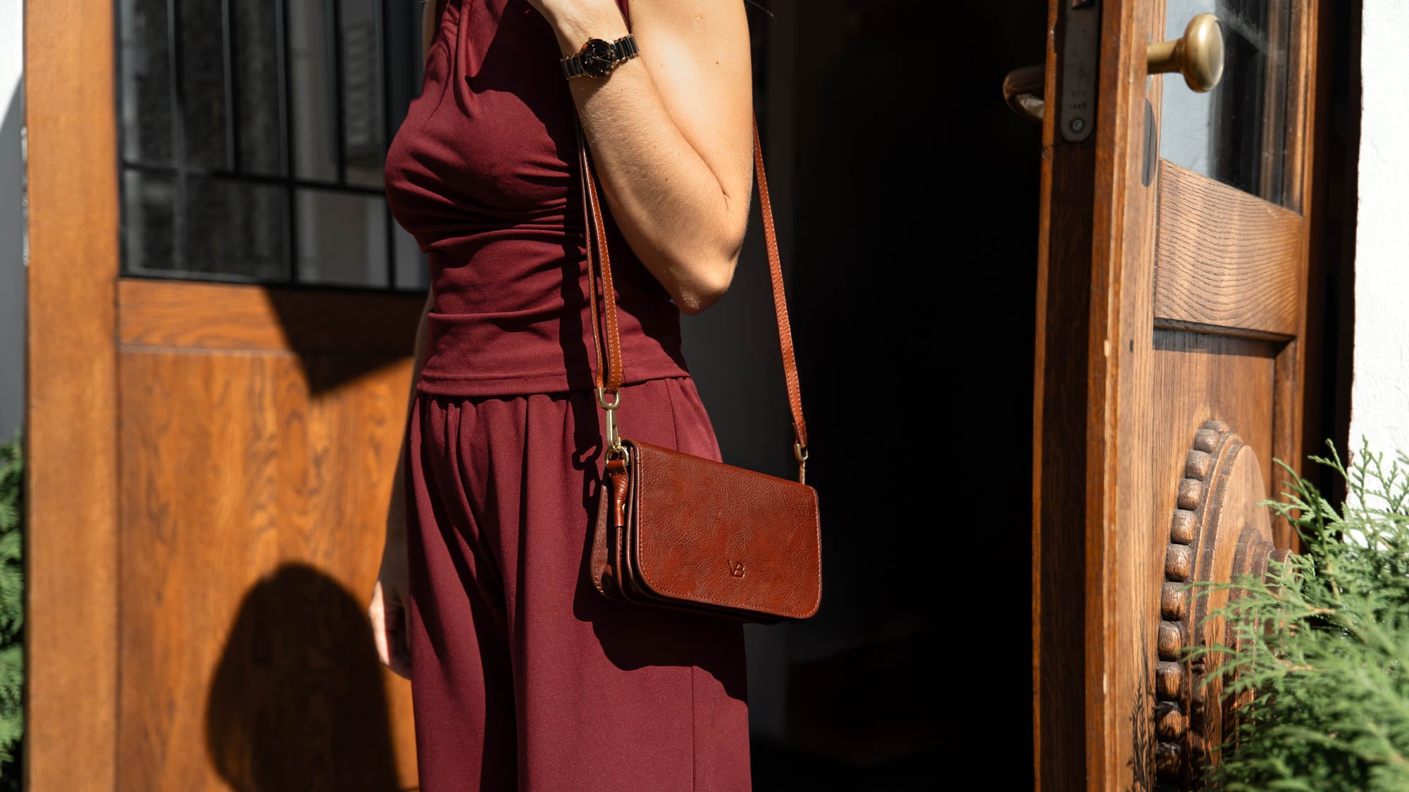 A brown Von Baer Isabella leather women's handbag.