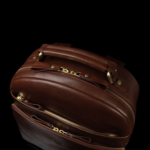 Von Baer Liberty women's leather backpack, upper view, with a close-up of the handle, highlighting its quality craftsmanship.