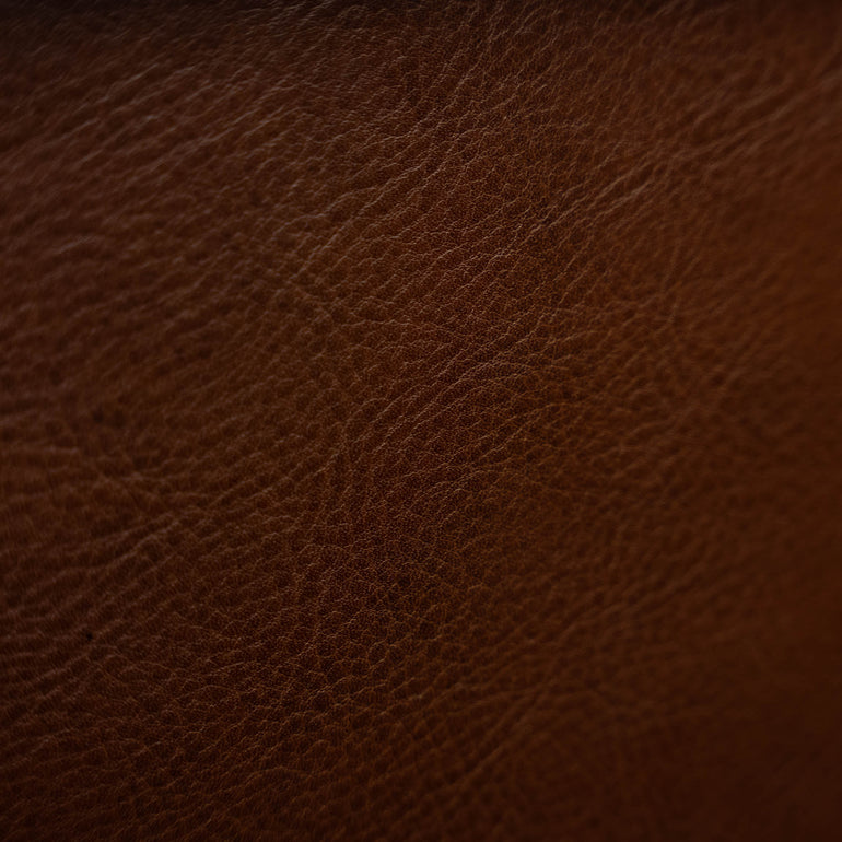 Von Baer No.3 men’s compact full-grain leather briefcase leather texture close-up showing premium material and craftsmanship.