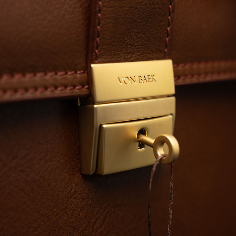 Von Baer No.3 men’s full-grain leather briefcase key lock closure close-up showing secure locking system for professionals and business use.