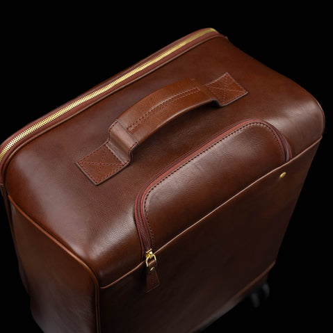 Close-up of the top handle on the brown Von Baer Voyager women's luxury leather carry on trolley bag