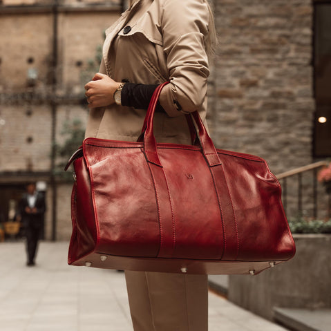 Weekender Womens Leather Weekend Bag deep red with mode